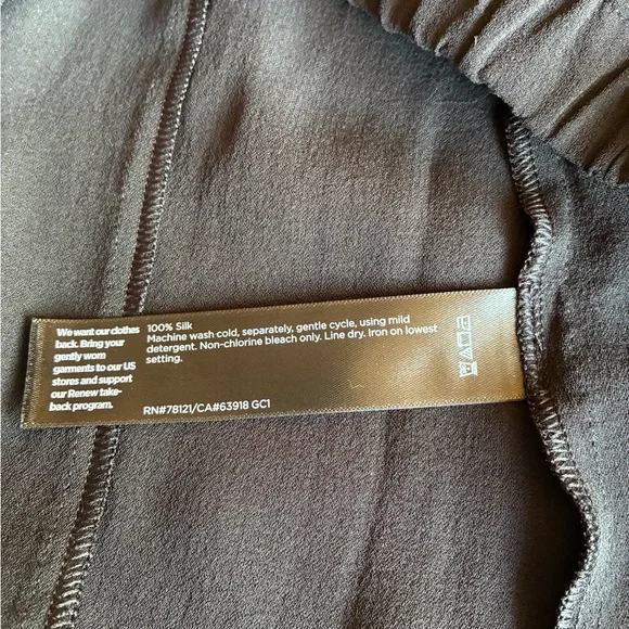 NWOT Eileen Fisher Silk Georgette Crepe V-Neck Top
Size XS - Picture 12 of 12